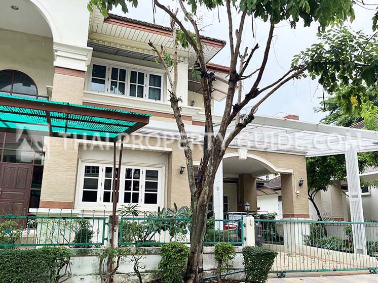 House with Shared Pool in Srinakarin 
